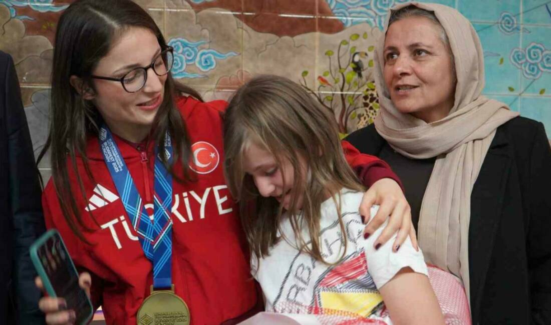 Şampiyon boksör Nurselen Yalgatekin için Şırnak’ta coşkulu karşılama U23 Avrupa Boks Şampiyonası'nda 48 kiloda altın madalya kazanan Nurselen