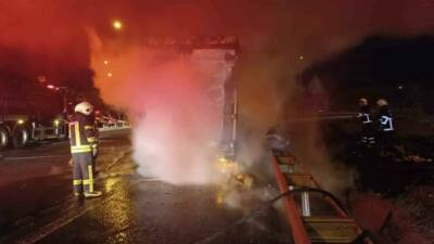 Şanlıurfa-Gaziantep Otoyolu'nda seyir halindeki beyaz eşya yüklü tır aniden alev