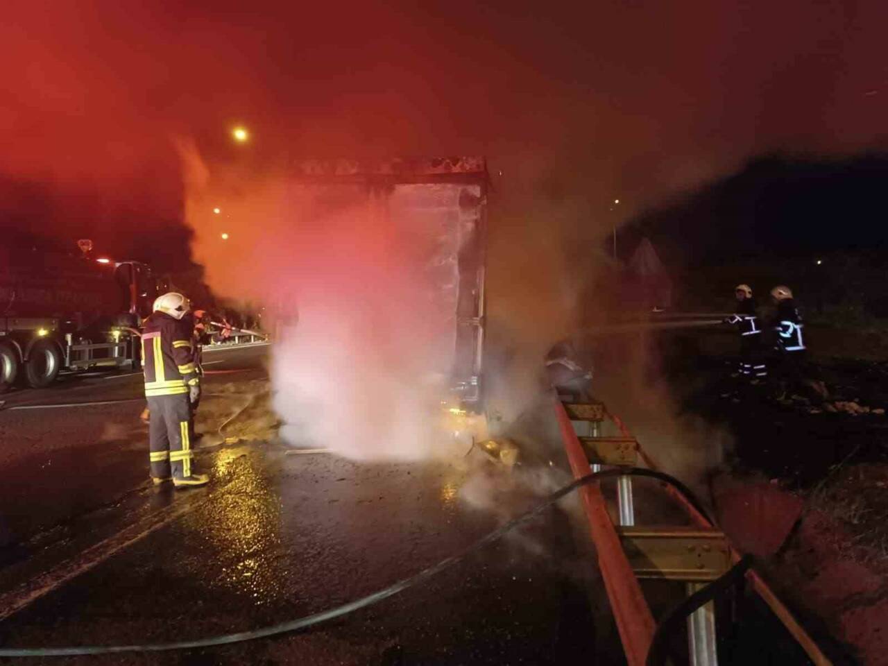 Şanlıurfa-Gaziantep Otoyolu'nda seyir halindeki beyaz eşya yüklü tır aniden alev