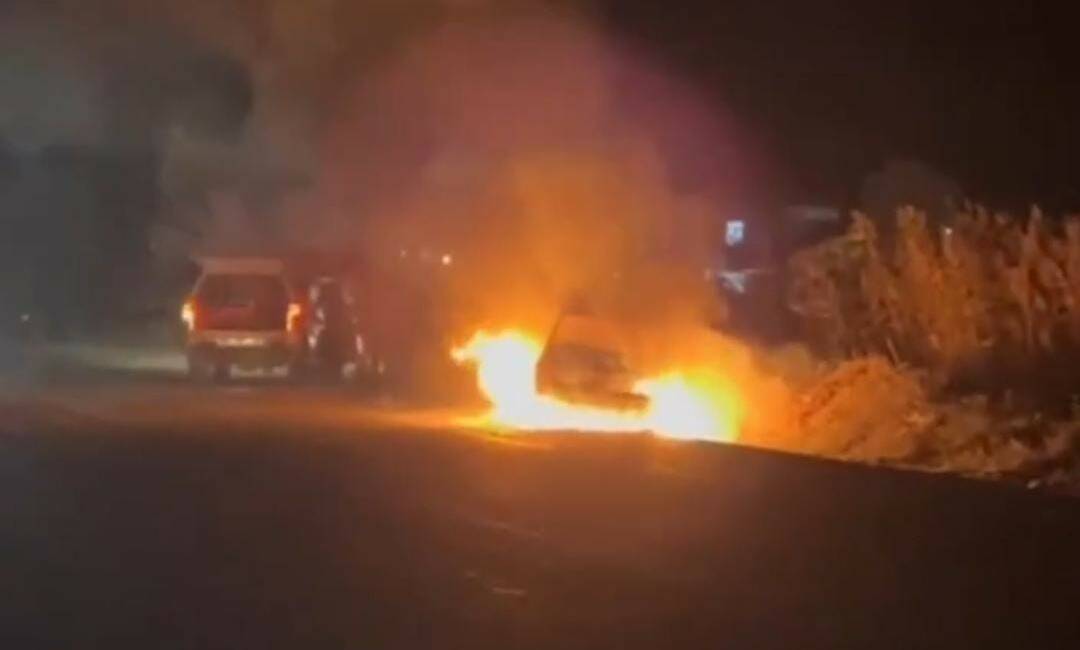 Psikolojik sorunları olduğu iddia edilen bir kişi, kullandığı arabayı ateşe