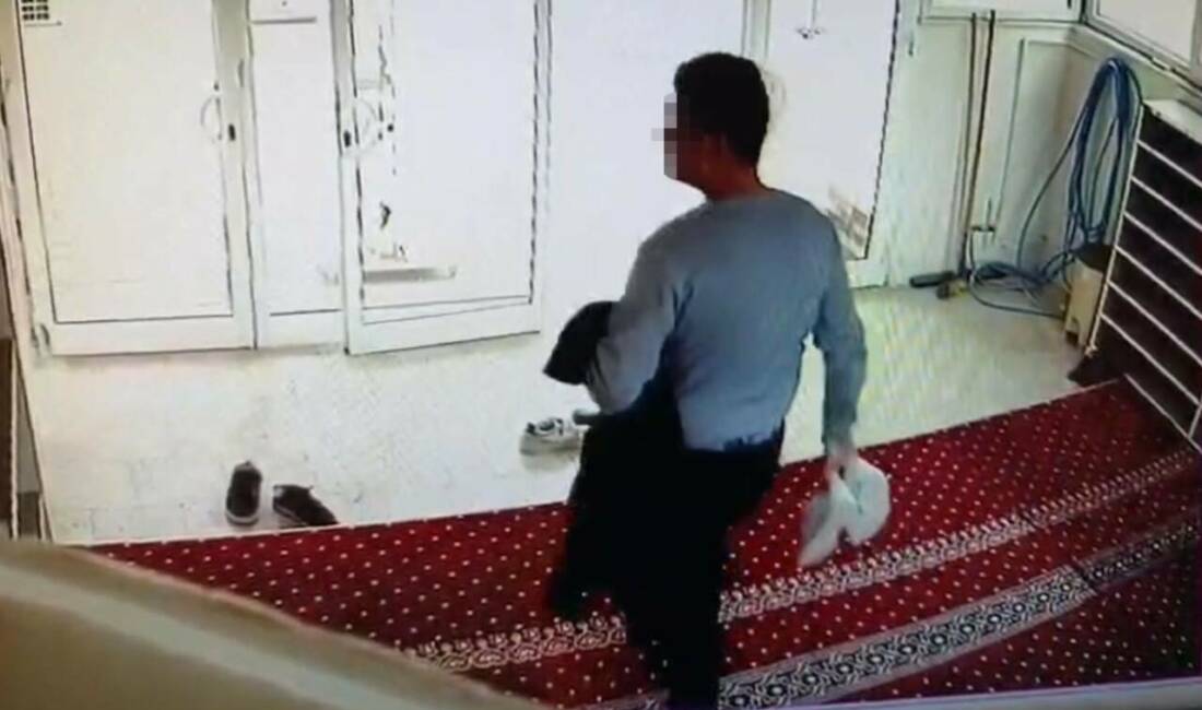 Karaköprü ilçesinde bulunan Abdurrahman Ademoğlu Camii'nde meydana gelen hırsızlık olayı
