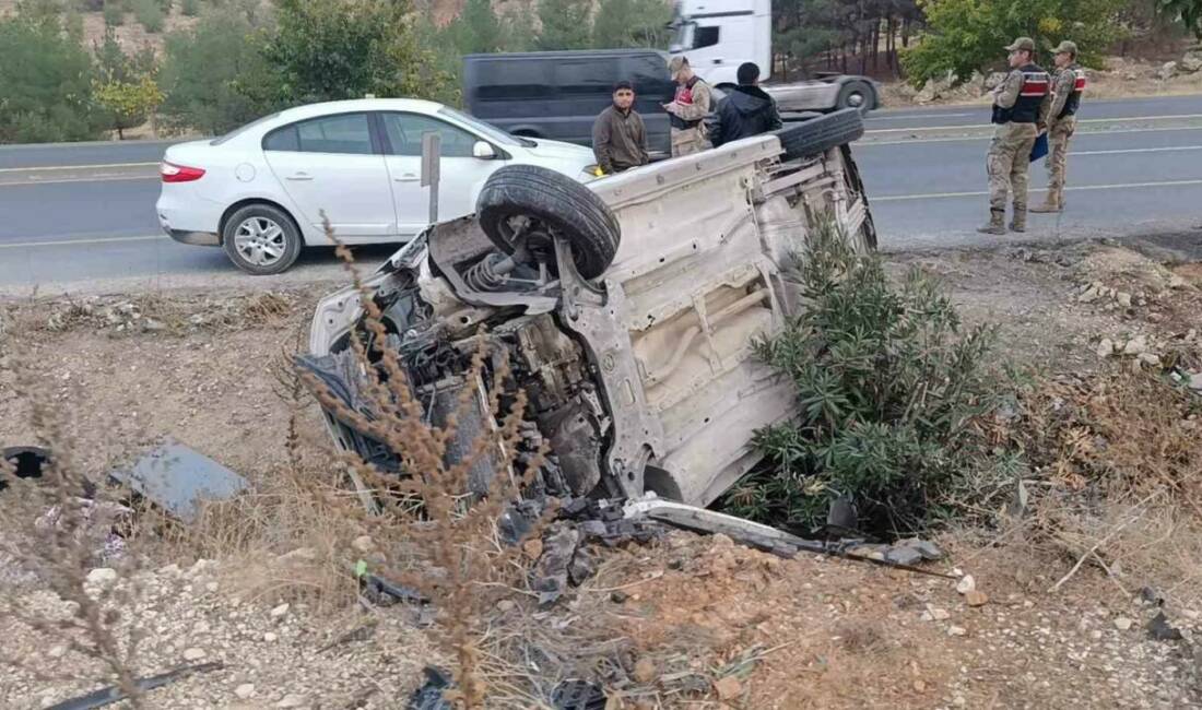 Şanlıurfa'da meydana gelen kazada, hafif ticari aracın devrilmesi sonucu baba