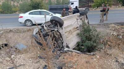 Şanlıurfa'da meydana gelen kazada, hafif ticari aracın devrilmesi sonucu baba