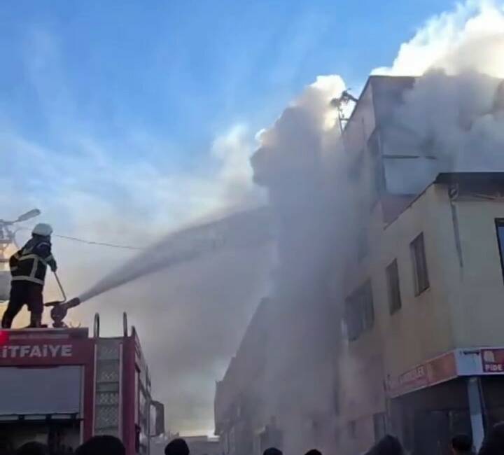Şanlıurfa'nın Eyyübiye ilçesinde bulunan bir halı yıkama atölyesinde henüz belirlenemeyen