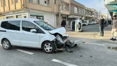 Şanlıurfa'nın Ceylanpınar ilçesinde meydana gelen kazada, iki hafif ticari araç