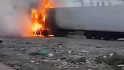 Şanlıurfa’nın Birecik ilçesinde bir tırın çekici kısmında çıkan yangın büyük