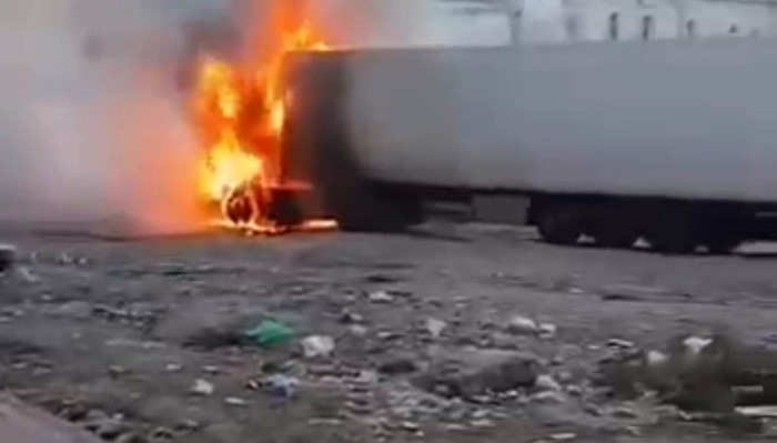 Şanlıurfa’nın Birecik ilçesinde bir tırın çekici kısmında çıkan yangın büyük