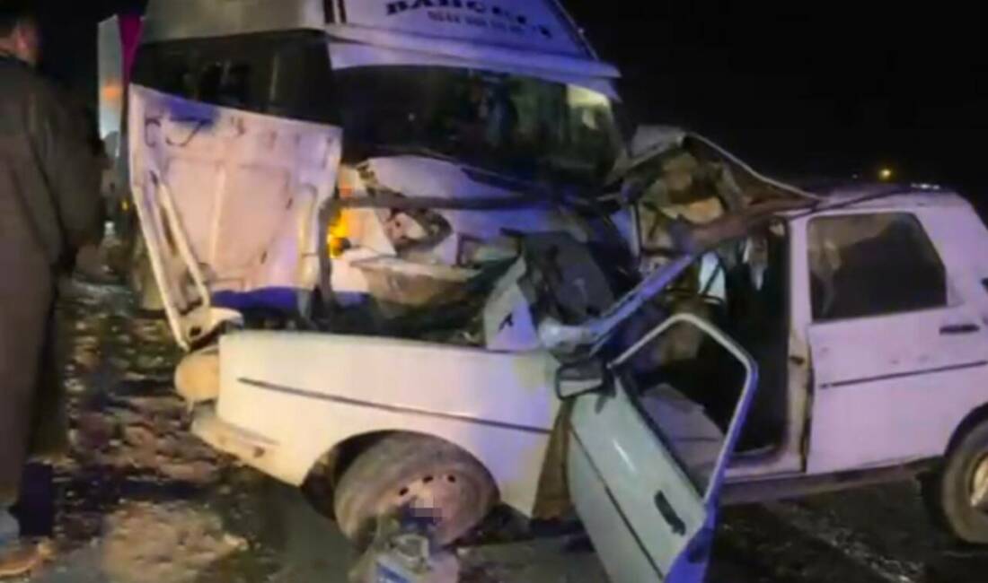 Akşam saatlerinde Şanlıurfa'nın Akçakale ilçesinde meydana gelen kazada bir otomobil