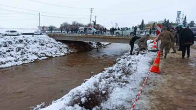 Şanlıurfa’nın Harran ilçesinde, otomobilin tahliye kanalına devrilmesi sonucu 2 kişi