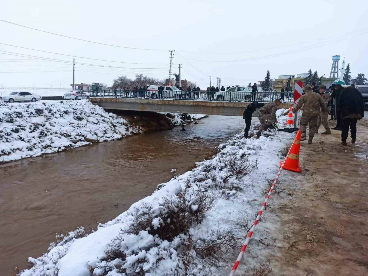 Şanlıurfa’nın Harran ilçesinde, otomobilin tahliye kanalına devrilmesi sonucu 2 kişi