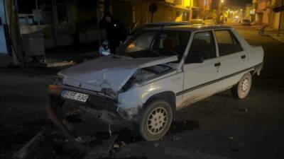 Şanlıurfa'nın Ceylanpınar ilçesinde meydana gelen trafik kazasında iki otomobil çarpıştı.