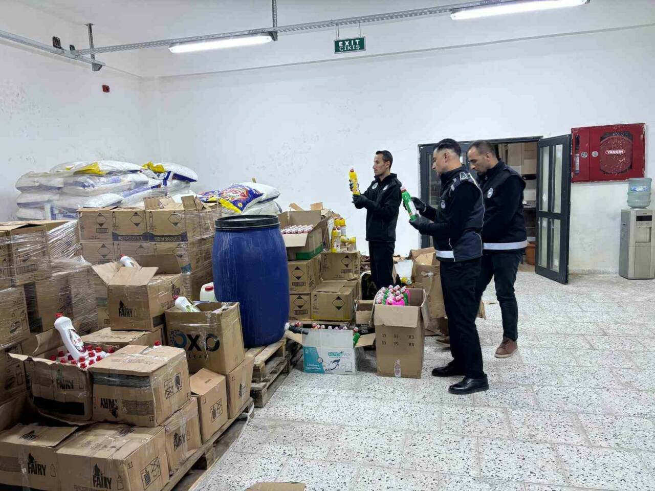Şanlıurfa'nın Eyyübiye ilçesinde gerçekleştirilen operasyonlarda, sahte deterjanları üretmek amacıyla kullanılan