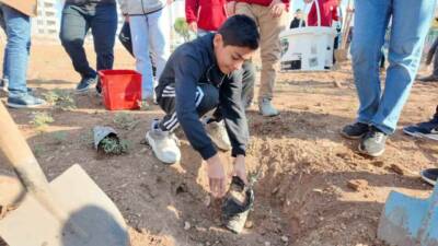 Şanlıurfa Büyükşehir Belediyesi, Yeşeren Okullar Projesi kapsamında öğrencilerle birlikte fidan