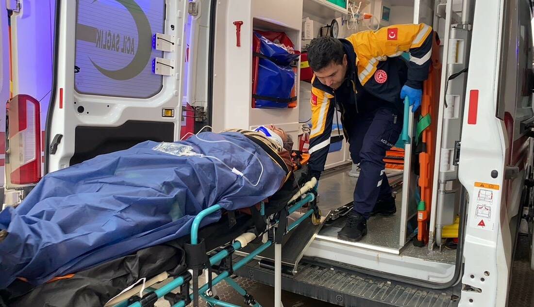 Adıyaman'ın Kahta ilçesinde bir otomobilin şarampole devrilmesi sonucu meydana gelen