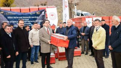 Batman'ın Sason ilçesinde organik kovan dağıtım programı gerçekleştirildi. Program, Tarım