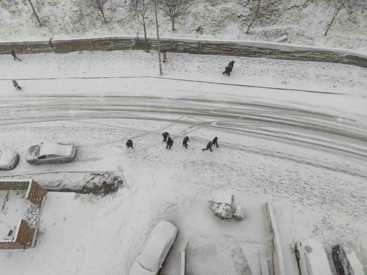 Batman’ın Sason ilçesinde etkili olan kar yağışı, buzlanma ve don