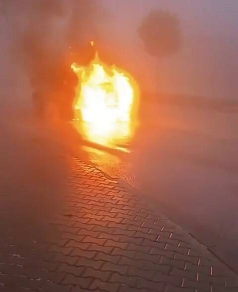 Seyir halindeki araç yanarak hurdaya döndü Besni ilçesinde seyir halindeki bir araç, henüz belirlenemeyen nedenlerden dolayı