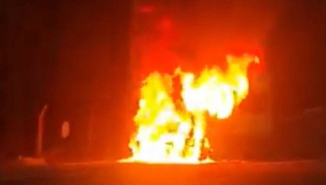 Gaziantep’te işçi servisinin motor kısmında çıkan yangın sırasında sürücü aracı