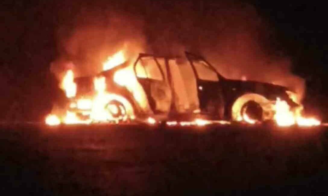 Adıyaman'ın Yaylakonak Beldesi'nde Gazi S'ye ait bir otomobil yanarak kullanılamaz