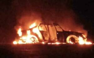 Adıyaman'ın Yaylakonak Beldesi'nde Gazi S'ye ait bir otomobil yanarak kullanılamaz