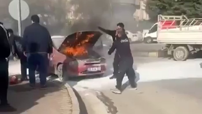 Gaziantep'te seyir halindeyken motor bölümünde yangın çıkan bir otomobile, çevredeki