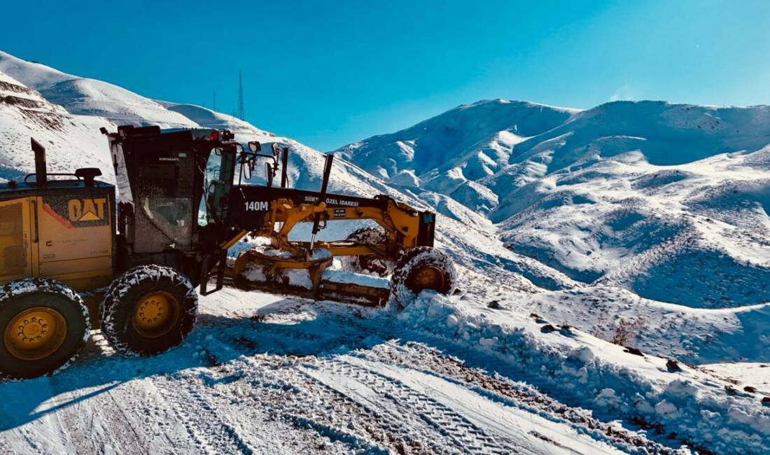 Siirt'in Pervari ilçesinde kar yağışı nedeniyle ulaşıma kapalı olan yolların