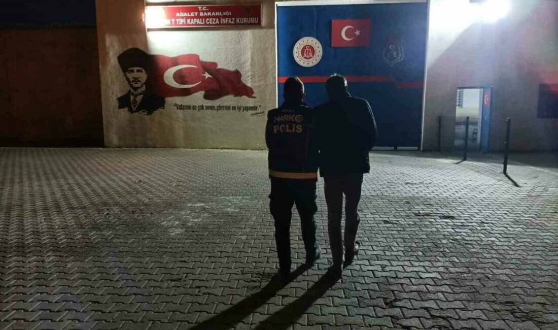 Siirt’te polis ekiplerince durdurulan araçlarda yakalanan 4 zanlının mide kısmında