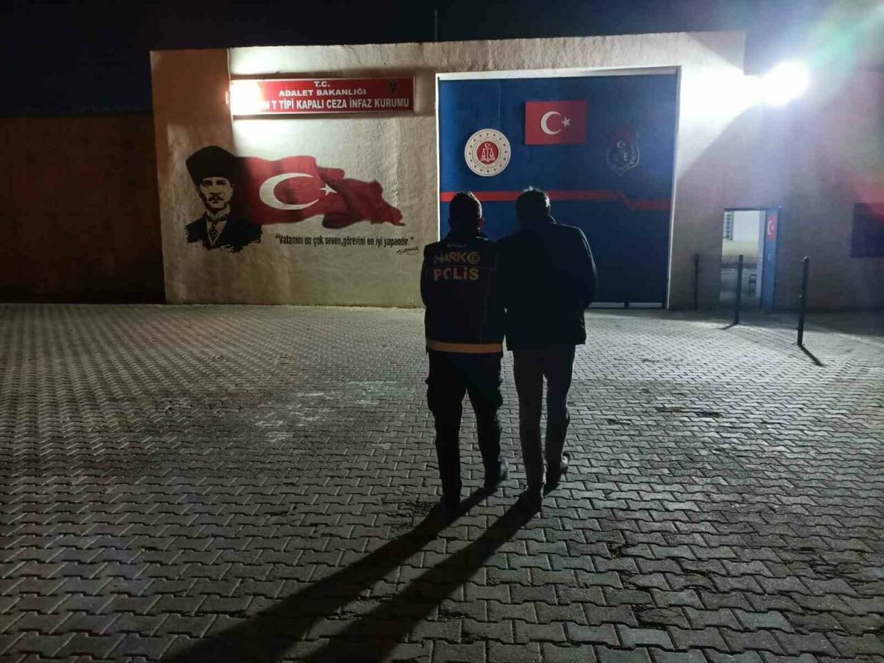 Siirt’te polis ekiplerince durdurulan araçlarda yakalanan 4 zanlının mide kısmında