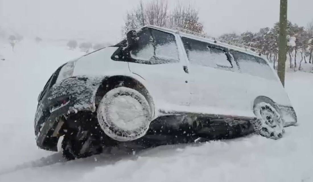 Siirt’te etkili olan olumsuz hava koşulları nedeniyle yolda mahsur kalan