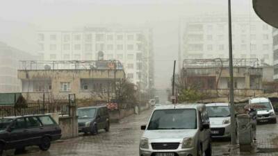 Siirt'te sabah saatlerinden itibaren etkili olan sağanak yağış ve sis