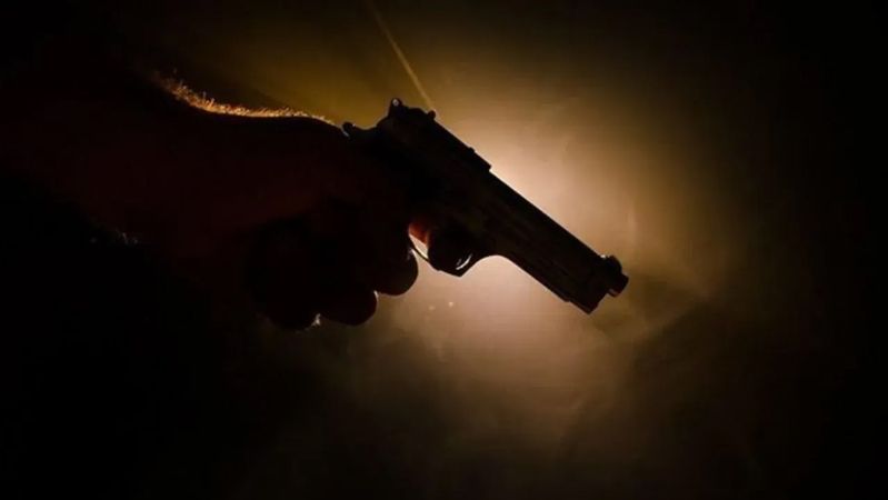 Ağabeyi, 13 yaşındaki kardeşini silahla vurarak öldürdü 13 yaşındaki kardeşini kavga esnasında silahla vurarak öldürdü. Olayın ardından