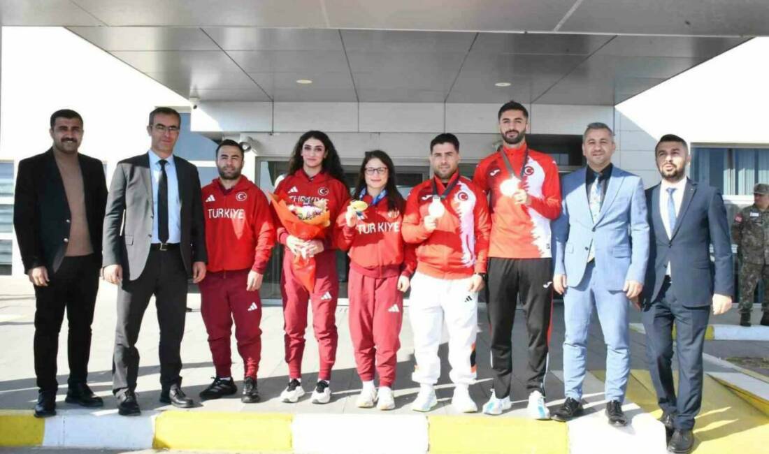 Şırnak Şerafettin Elçi Havalimanı'nda düzenlenen karşılama töreni ile Avrupa şampiyonu,