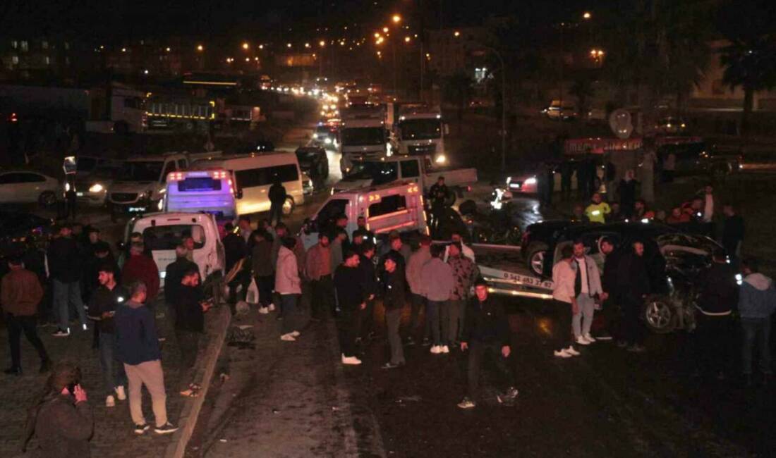 Şırnak’ın Cizre ilçesinde freni boşalan bir vincin 6 araca çarpması