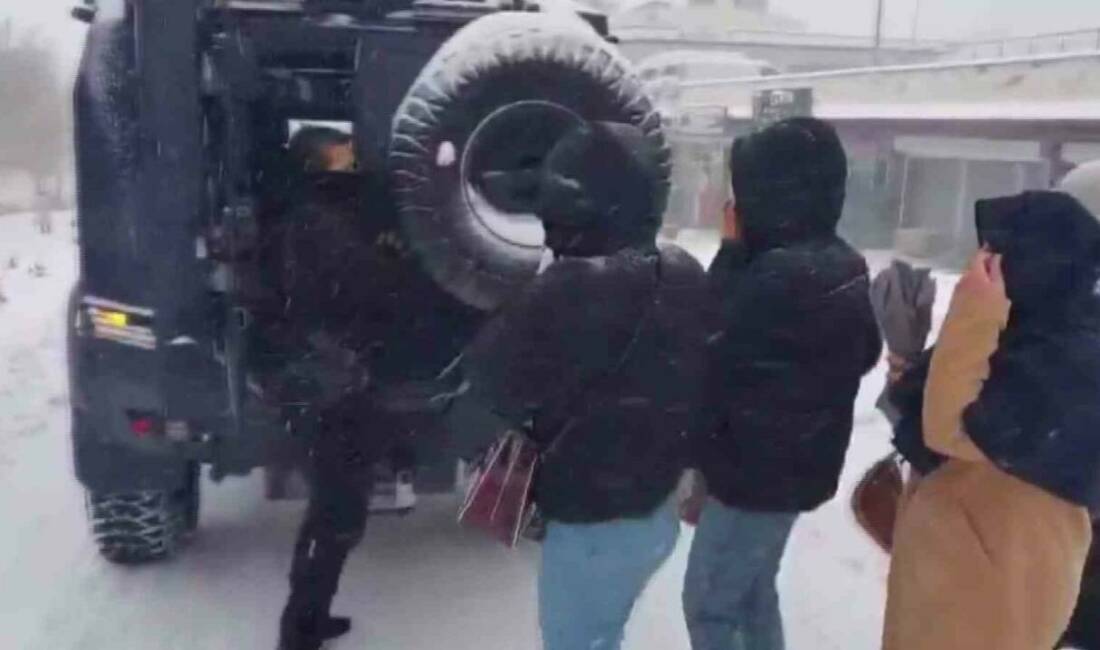 Şırnak’ta etkili olan yoğun kar yağışı hayatı olumsuz etkilerken, polis