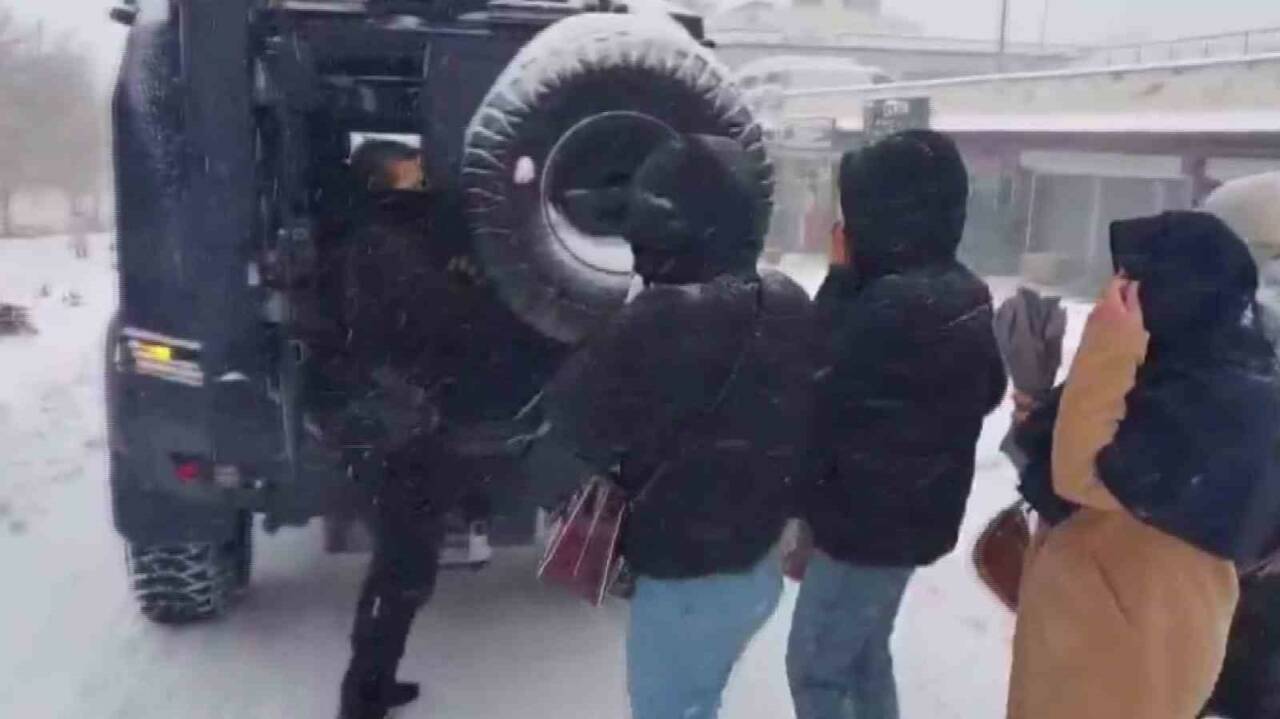 Şırnak’ta etkili olan yoğun kar yağışı hayatı olumsuz etkilerken, polis