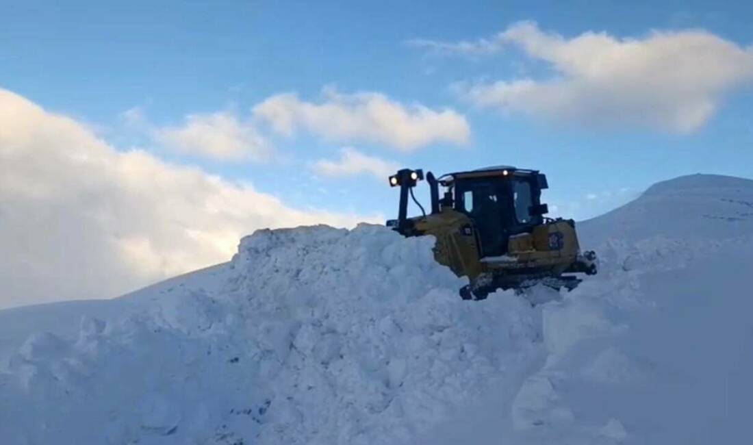 Beytüşşebap ilçesindeki Kato Dağı'nda karla kapalı olan yolları açma çalışmaları