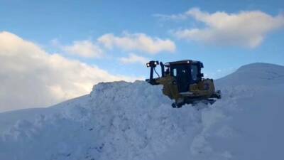 Beytüşşebap ilçesindeki Kato Dağı'nda karla kapalı olan yolları açma çalışmaları