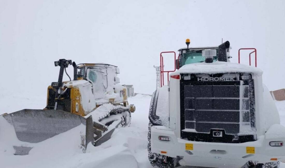 Şırnak’ta kar yağışı nedeniyle kapanan köy yollarının ulaşıma açılması için