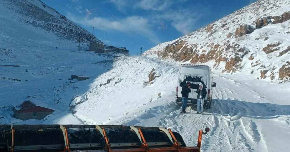 Şırnak'ın Uludere ilçesine bağlı Uzungeçit beldesinde etkili olan kar yağışı