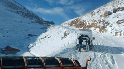 Şırnak'ın Uludere ilçesine bağlı Uzungeçit beldesinde etkili olan kar yağışı