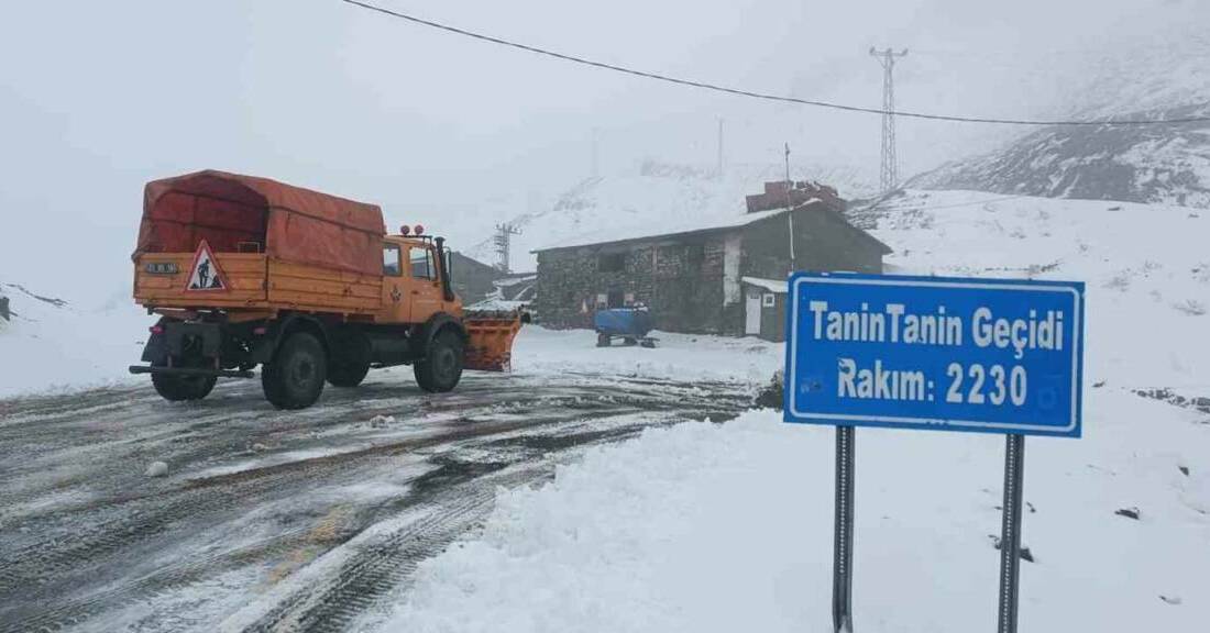 Şırnak’ta karlı yollar açılıyor Şırnak'ta karla mücadele ekipleri yoğun sis ve tipiye rağmen 3
