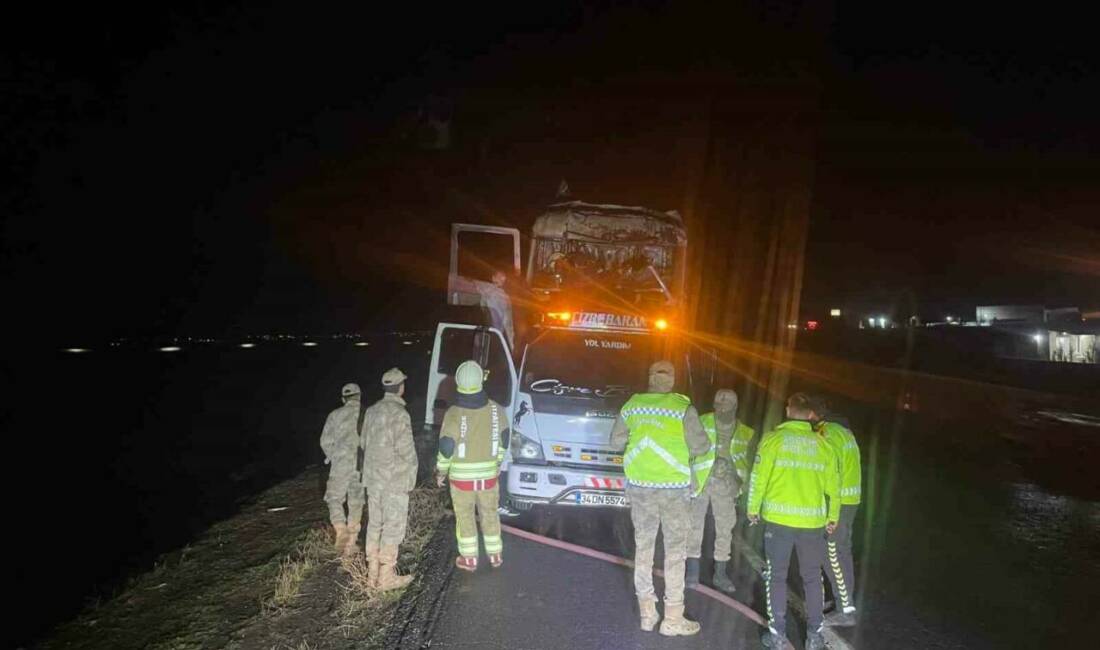 Şırnak'ın İdil ilçesinde seyir halindeyken alev alan bir tır tamamen