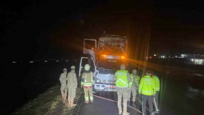 Şırnak'ın İdil ilçesinde seyir halindeyken alev alan bir tır tamamen