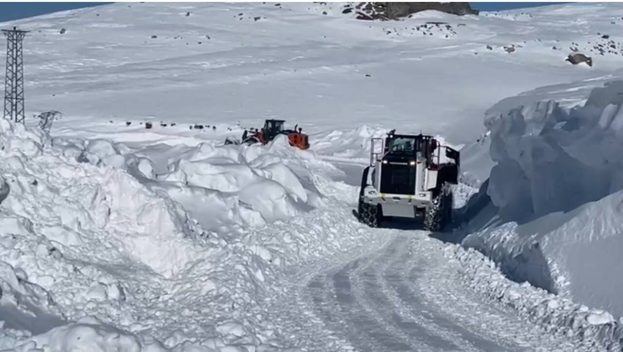 Şırnak'ın Beytüşşebap ilçesinde kar yağışı ve tipi nedeniyle birçok köy