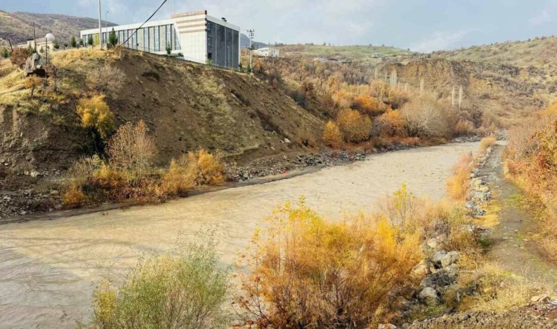 Şırnak'ın Uludere ilçesine bağlı Şenoba beldesinde bulunan Hezil Çayı, son