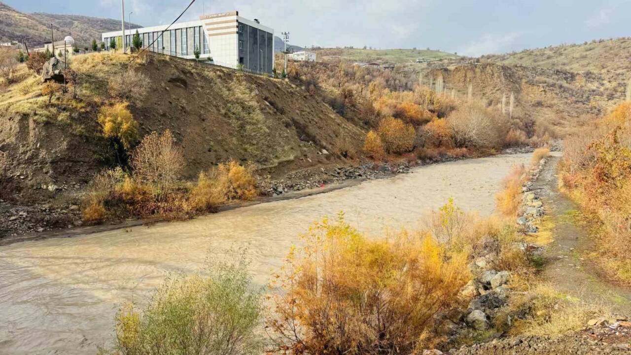Şırnak'ın Uludere ilçesine bağlı Şenoba beldesinde bulunan Hezil Çayı, son