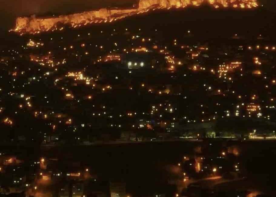 Mardin Valiliği, tarihi şehrin sis ile kaplı görüntülerini sosyal medya