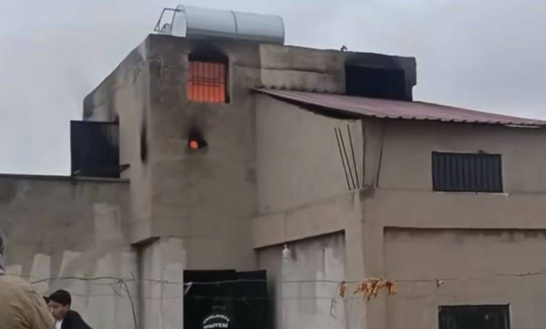 Siverek’te apartmanda çıkan yangın paniğe neden oldu Şanlıurfa'nın Siverek ilçesinde bir apartmanın çatı katında çıkan yangın, itfaiye