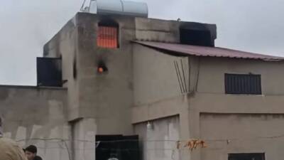 Şanlıurfa'nın Siverek ilçesinde bir apartmanın çatı katında çıkan yangın, itfaiye