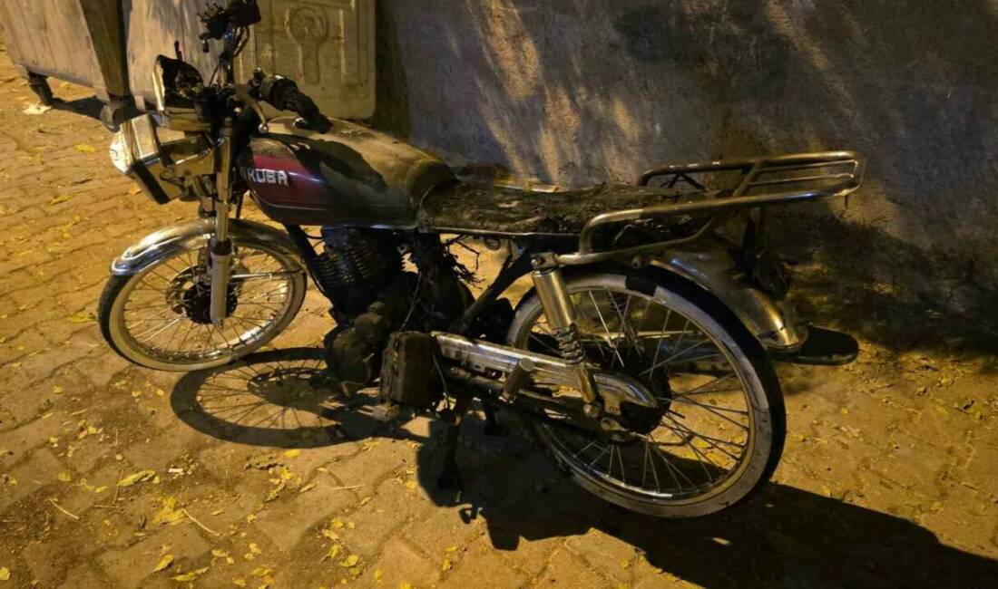 Şanlıurfa'nın Siverek ilçesinde bir apartmanın girişine park edilen motosikletin alev